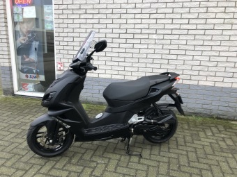 JONGE PEUGEOT SPEEDFIGHT 4 BROM 45KM MAT BLACK BJ2023 4000KM