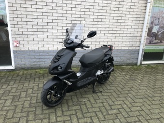 JONGE PEUGEOT SPEEDFIGHT 4 BROM 45KM MAT BLACK BJ2023 4000KM