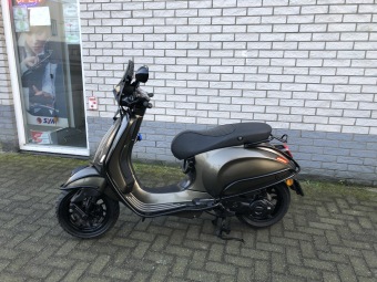 DIKKE VESPA SPRINT S 45KM BROM MYSTIC GREY SPECIAL BJ2018 9000KM