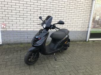 DIKKE PIAGGIO ZIP SP 45 4-TAKT MAT ZWART BROM BJ2019 8.000KM