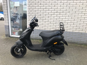 DIKKE PIAGGIO ZIP SP 45 4-TAKT MAT ZWART BROM BJ2015 7000KM