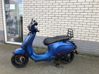 DIKKE VESPA SPRINT S 45KM BROM MAT BLAUW BJ2021 4000KM