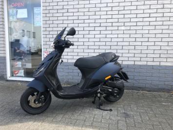 DIKKE  PIAGGIO ZIP SP 45 4T MAT BLAUW  BROM  BJ2017 8000KM 