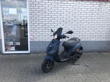 DIKKE  PIAGGIO ZIP SP 45 4T MAT BLAUW  BROM  BJ2017 8000KM 