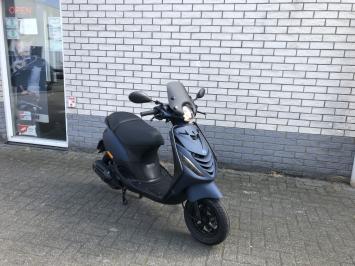 DIKKE  PIAGGIO ZIP SP 45 4T MAT BLAUW  BROM  BJ2017 8000KM 