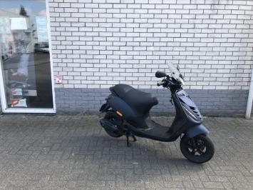 DIKKE  PIAGGIO ZIP SP 45 4T MAT BLAUW  BROM  BJ2017 8000KM 