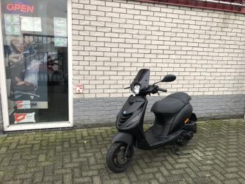  LEUKE  PIAGGIO ZIP SP 45 4-TAKT MAT ZWART BROM  BJ2012 9000KM 