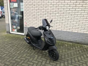  LEUKE  PIAGGIO ZIP SP 45 4-TAKT MAT ZWART BROM  BJ2012 9000KM 