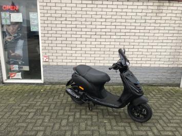  LEUKE  PIAGGIO ZIP SP 45 4-TAKT MAT ZWART BROM  BJ2012 9000KM 