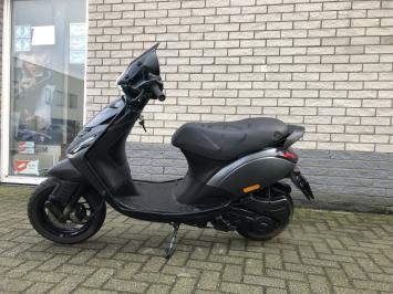 GROOTAANBOD: PIaggio zip sp 45km brom mat zwart vol opties 