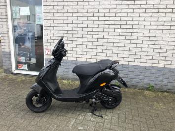 LEUKE PIAGGIO ZIP SP 45KM BROM BLACK ON BLACK BJ2015 8000KM