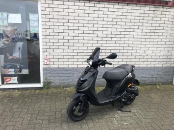 LEUKE PIAGGIO ZIP SP 45KM BROM BLACK ON BLACK BJ2015 8000KM