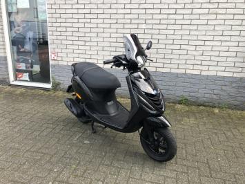 LEUKE PIAGGIO ZIP SP 45KM BROM BLACK ON BLACK BJ2015 8000KM