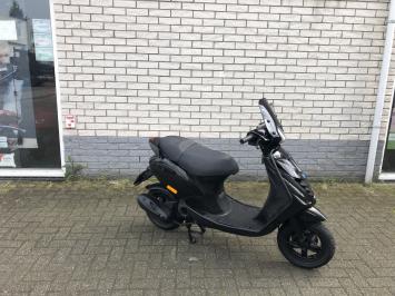 LEUKE PIAGGIO ZIP SP 45KM BROM BLACK ON BLACK BJ2015 8000KM