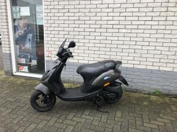 DIKKE PIAGGIO ZIP SP 45KM BROM AGAAT GRIJ BJ2017 10.000KM