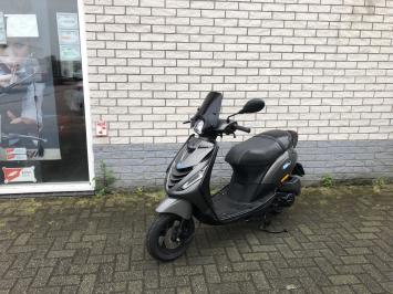 DIKKE PIAGGIO ZIP SP 45KM BROM AGAAT GRIJ BJ2017 10.000KM