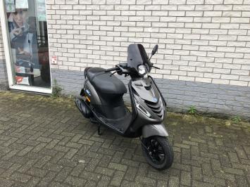 DIKKE PIAGGIO ZIP SP 45KM BROM AGAAT GRIJ BJ2017 10.000KM