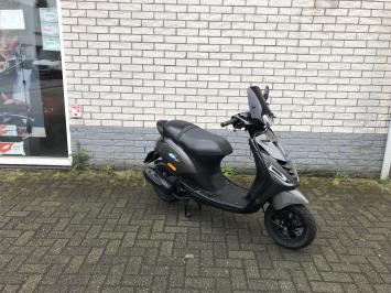 DIKKE PIAGGIO ZIP SP 45KM BROM AGAAT GRIJ BJ2017 10.000KM