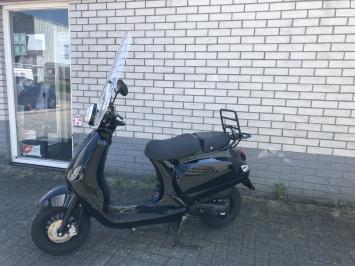 MOOIE VESPA LOOK AGM RIVA 45KM BROM ZWART BJ2023 1800KM