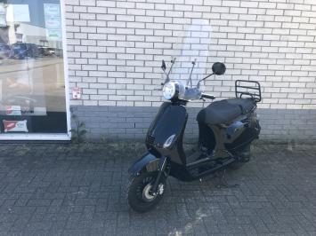 MOOIE VESPA LOOK AGM RIVA 45KM BROM ZWART BJ2023 1800KM