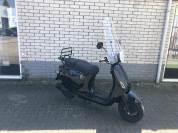 MOOIE VESPA LOOK AGM RIVA 45KM BROM ZWART BJ2023 1800KM