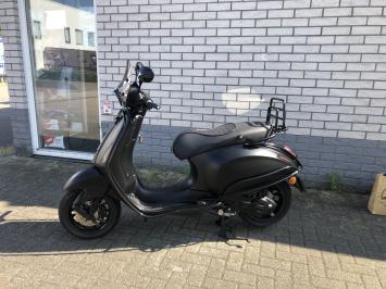 GAVE VESPA SPRINT S 45KM BROM MAT ZWART BJ2020 5500KM