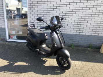 GAVE VESPA SPRINT S 45KM BROM MAT ZWART BJ2020 5500KM