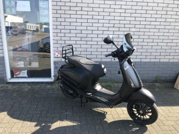 GAVE VESPA SPRINT S 45KM BROM MAT ZWART BJ2020 5500KM