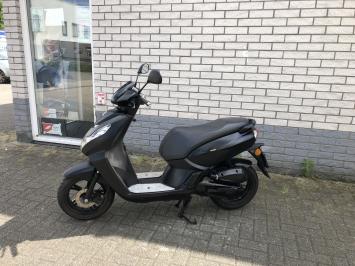  LEUKE  PEUGEOT  KISBEE 45KM BROM BLACK EDITIE  4T BJ2020 6000KM 