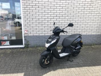  LEUKE  PEUGEOT  KISBEE 45KM BROM BLACK EDITIE  4T BJ2020 6000KM 