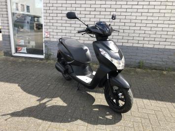  LEUKE  PEUGEOT  KISBEE 45KM BROM BLACK EDITIE  4T BJ2020 6000KM 