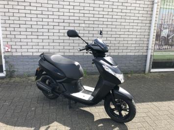  LEUKE  PEUGEOT  KISBEE 45KM BROM BLACK EDITIE  4T BJ2020 6000KM 