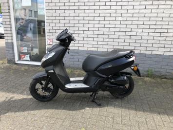 MOOIE PEUGEOT KISBEE 45KM BROM BLACK EDITION BJ2021 5000KM