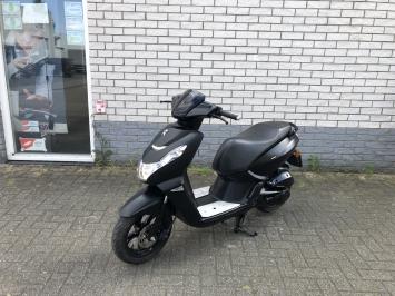 MOOIE PEUGEOT KISBEE 45KM BROM BLACK EDITION BJ2021 5000KM