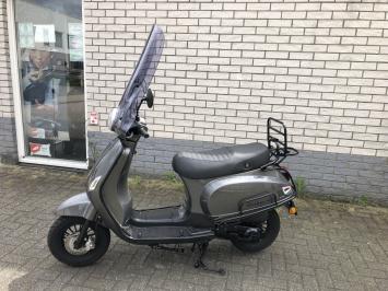 JONGE VESPA LOOK AGM RIVA SNOR /AGAAT GRIJS BJ2023 1900KM