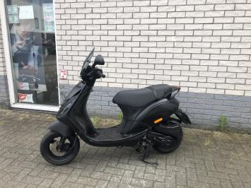 DIKKE PIAGGIO ZIP SP 45KM BROM MAT ZWART 10.000KM BJ2015