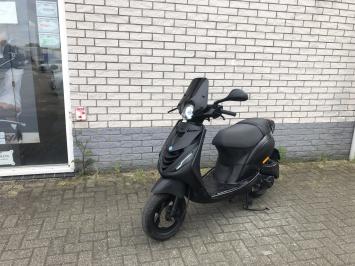 DIKKE PIAGGIO ZIP SP 45KM BROM MAT ZWART 10.000KM BJ2015