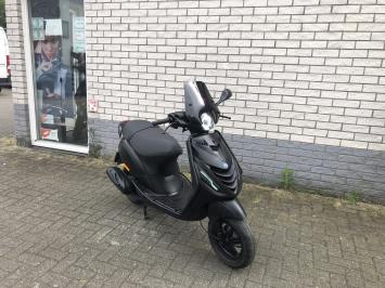 DIKKE PIAGGIO ZIP SP 45KM BROM MAT ZWART 10.000KM BJ2015