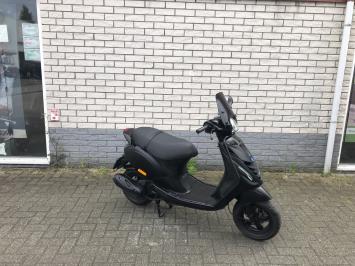 DIKKE PIAGGIO ZIP SP 45KM BROM MAT ZWART 10.000KM BJ2015