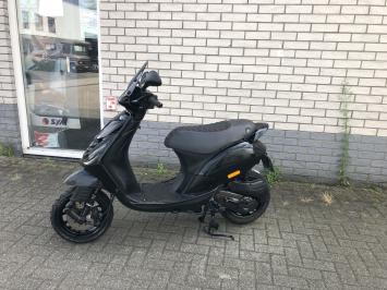 DIKKE PIAGGIO ZIP SP 45 4T BLACK ON BLACK BROM BJ2016 9000KM