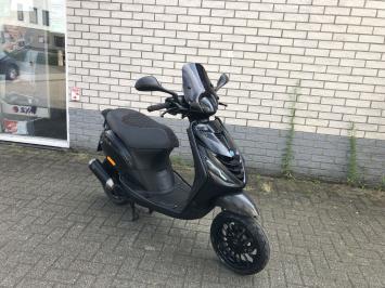 DIKKE PIAGGIO ZIP SP 45 4T BLACK ON BLACK BROM BJ2016 9000KM