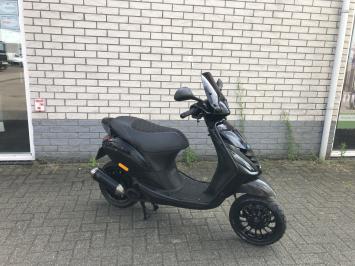 DIKKE PIAGGIO ZIP SP 45 4T BLACK ON BLACK BROM BJ2016 9000KM