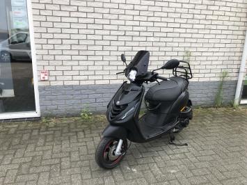 JONGE PIAGGIO ZIP SP 45KM 4-TAKT BROM MAT ZWART BJ2024 256KM 