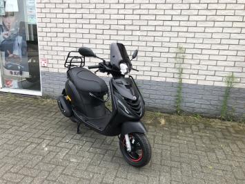 JONGE PIAGGIO ZIP SP 45KM 4-TAKT BROM MAT ZWART BJ2024 256KM 