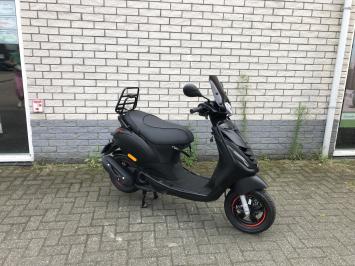 JONGE PIAGGIO ZIP SP 45KM 4-TAKT BROM MAT ZWART BJ2024 256KM 