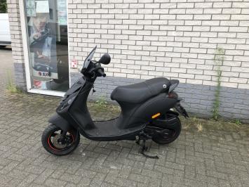  JONGE  PIAGGIO ZIP SP 45 4-TAKT MAT BLACK  BROM  BJ2020 8000KM 