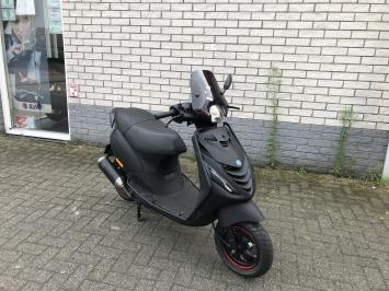  JONGE  PIAGGIO ZIP SP 45 4-TAKT MAT BLACK  BROM  BJ2020 8000KM 