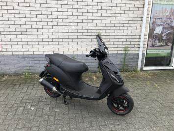  JONGE  PIAGGIO ZIP SP 45 4-TAKT MAT BLACK  BROM  BJ2020 8000KM 