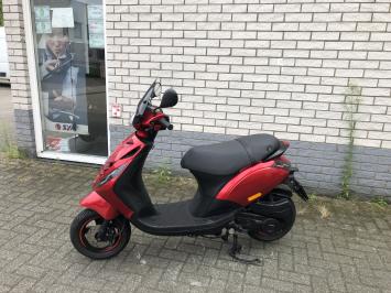 JONGE PIAGGIO ZIP SP 45KM CANDY RED  ZWART BJ2021 6000KM