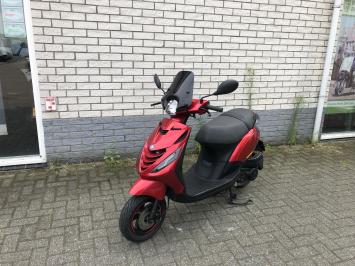 JONGE PIAGGIO ZIP SP 45KM CANDY RED  ZWART BJ2021 6000KM